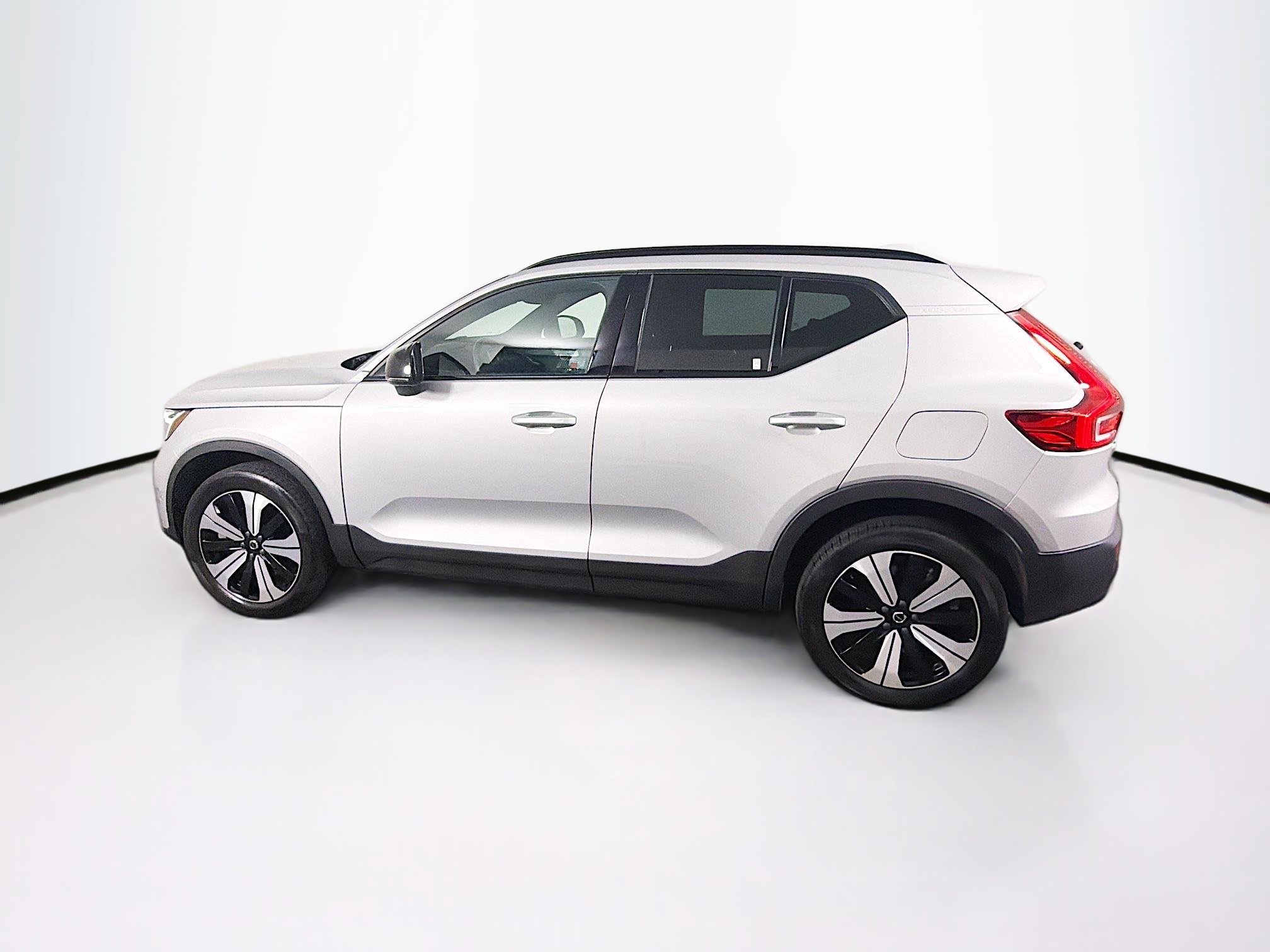 Used 2023 Volvo XC40 Recharge Plus AWD/4WD image 4