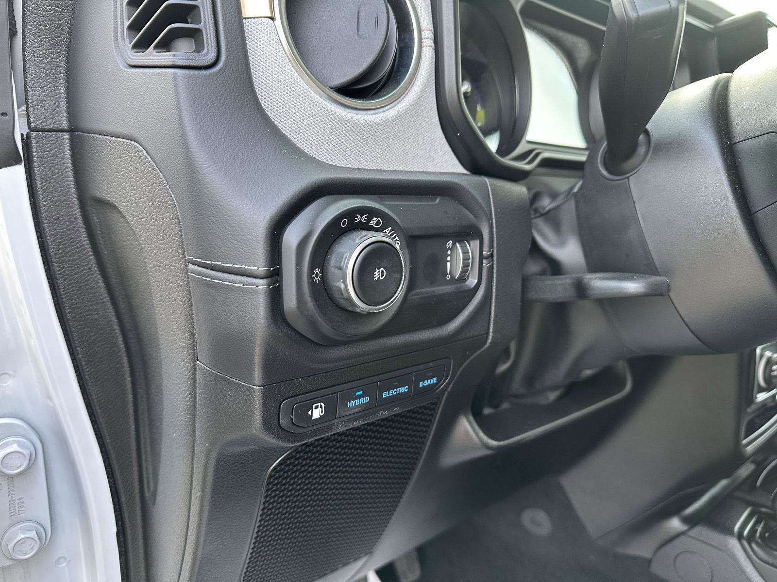 Used 2025 Jeep Wrangler Sahara image 20