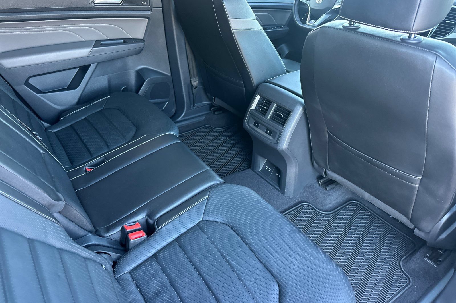 Used 2021 Volkswagen Atlas Cross Sport SEL Premium R-Line w/ Luggage Net & Mats Package AWD/4WD image 18
