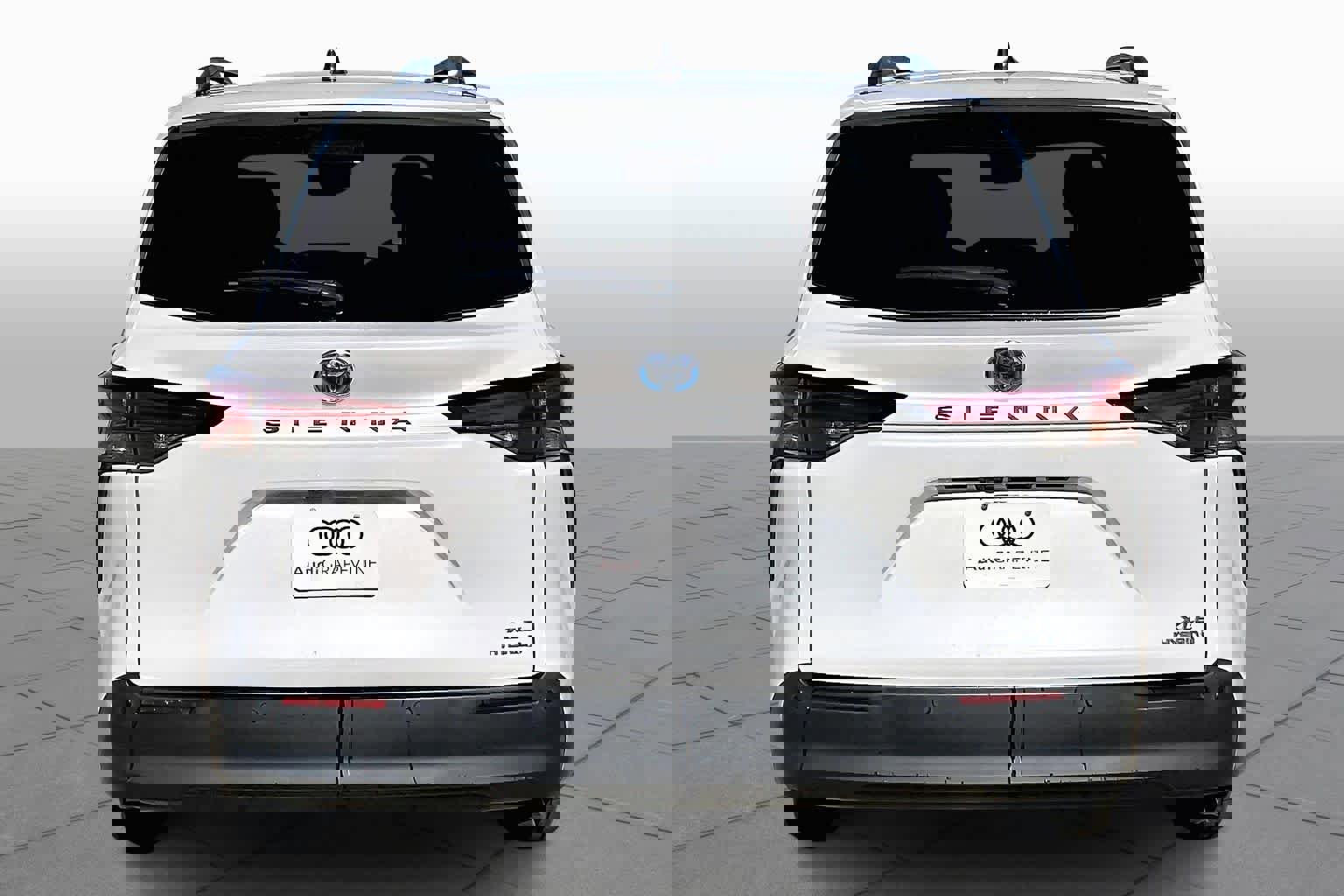 Used 2022 Toyota Sienna XLE image 4