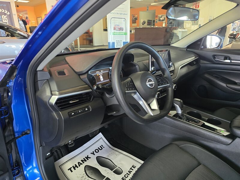 Used 2025 Nissan Altima 2.5 SV FWD image 8