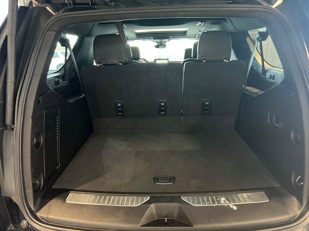 Used 2023 Chevrolet Suburban High Country AWD/4WD image 9