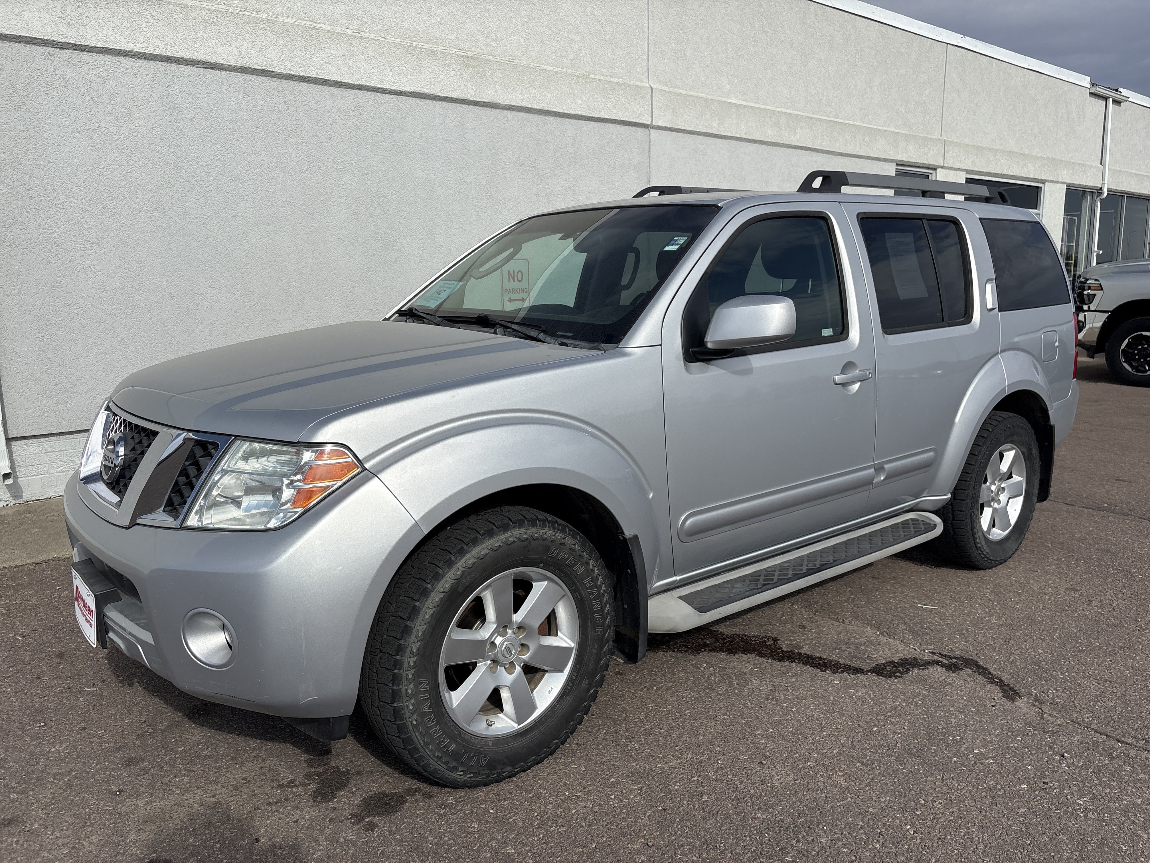 Used 2011 Nissan Pathfinder SV RWD image 2