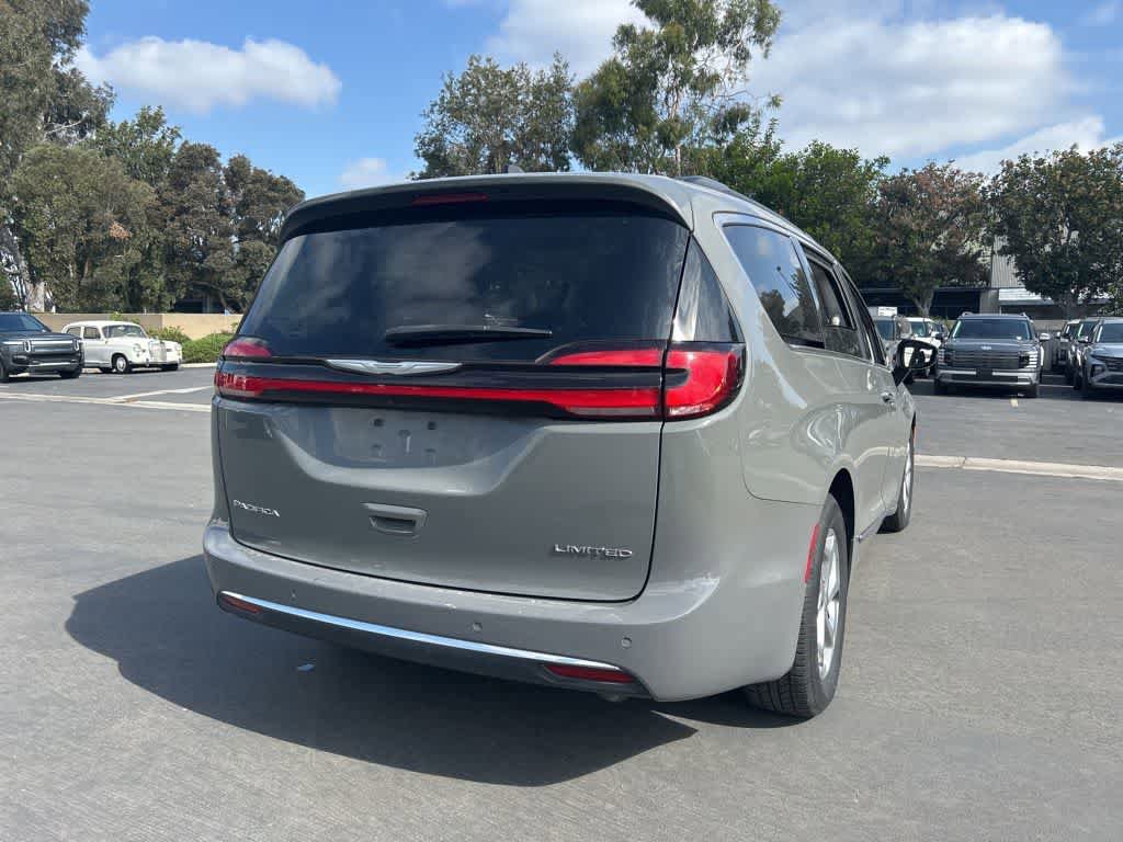 Used 2023 Chrysler Pacifica Limited FWD image 3