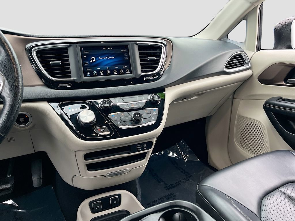 Certified 2020 Chrysler Voyager Lxi image 21