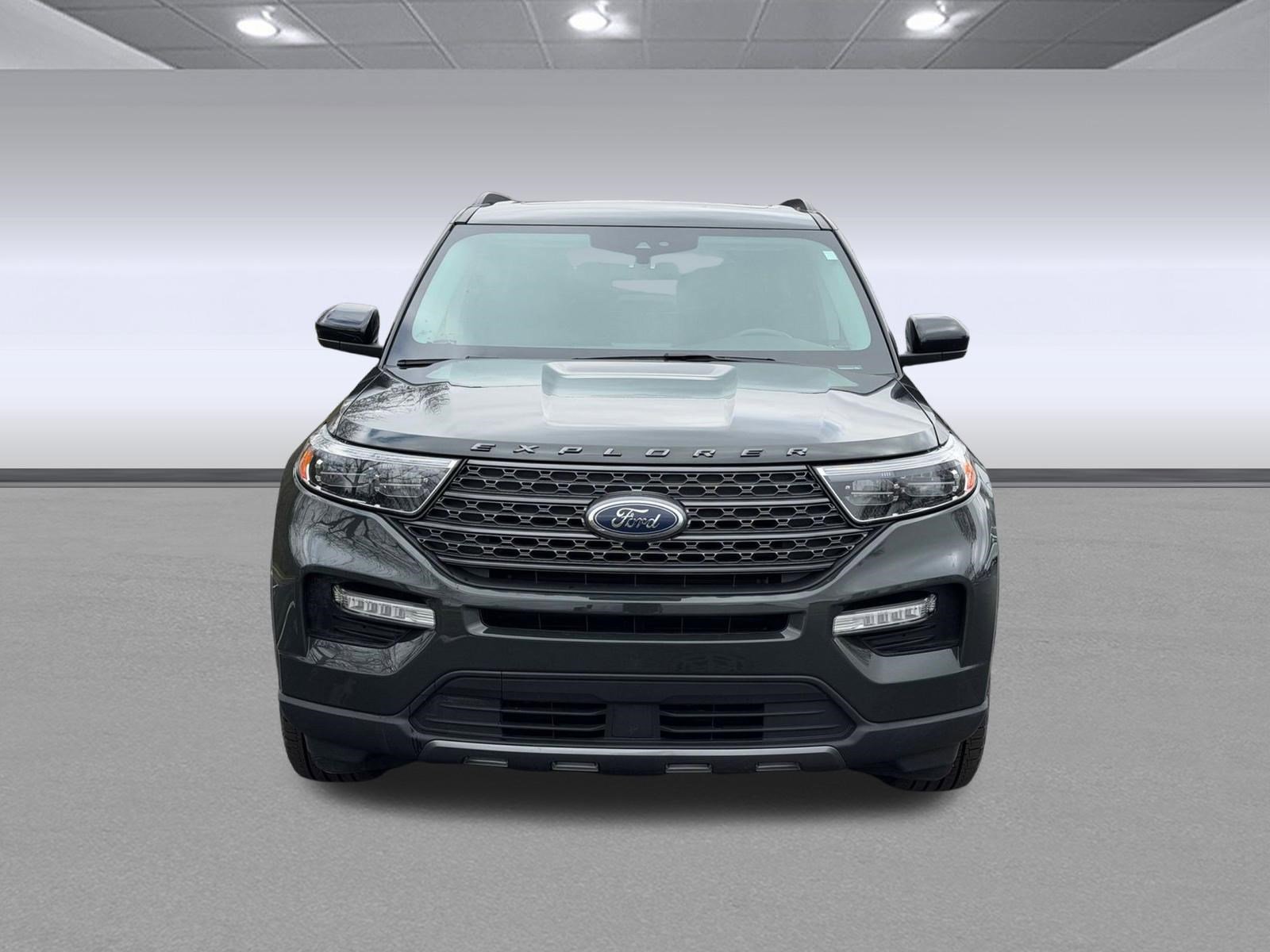 Used 2022 Ford Explorer XLT w/ Equipment Group 202A image 5