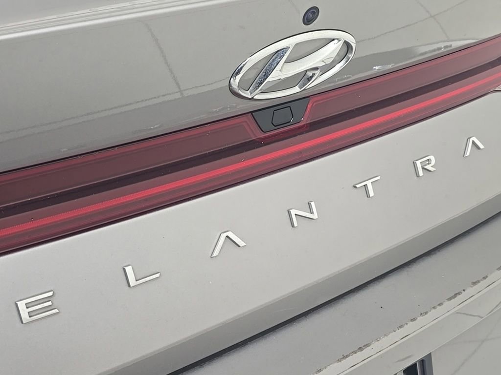 Used 2022 Hyundai Elantra Limited image 10