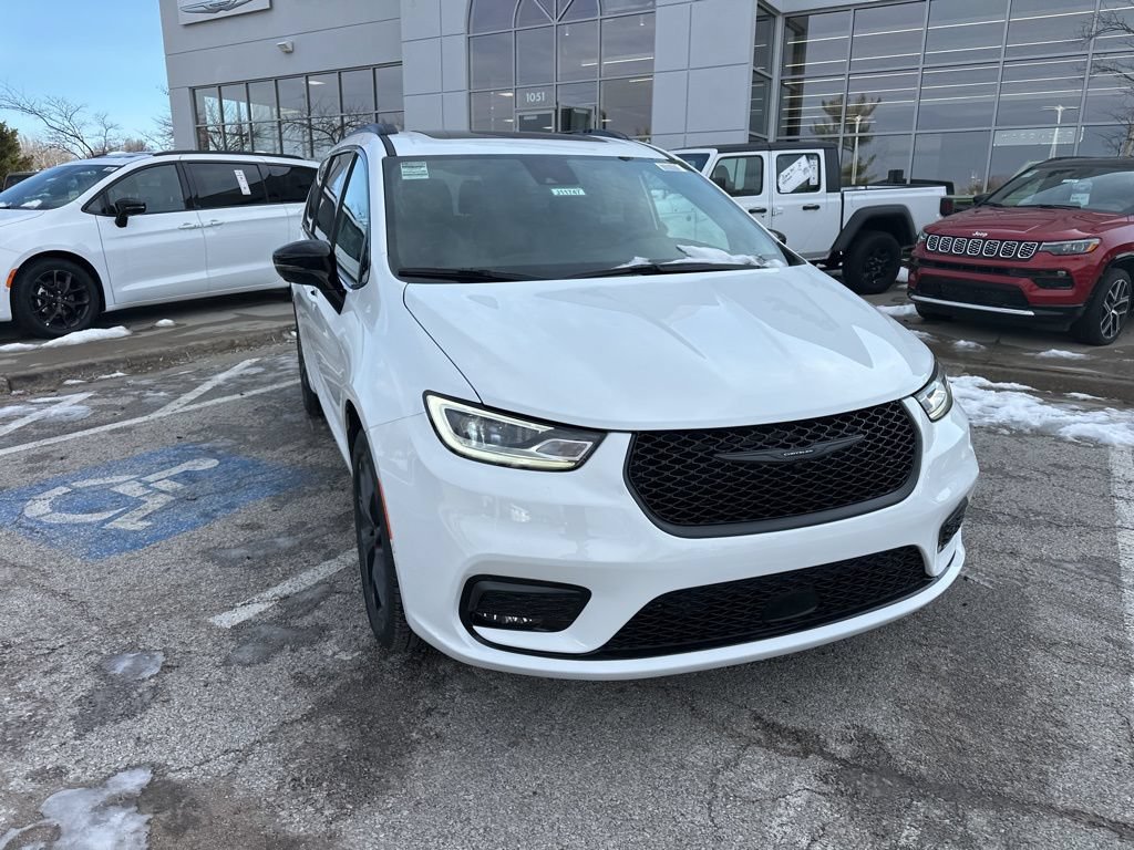 New 2026 Chrysler Pacifica Select AWD/4WD image 8