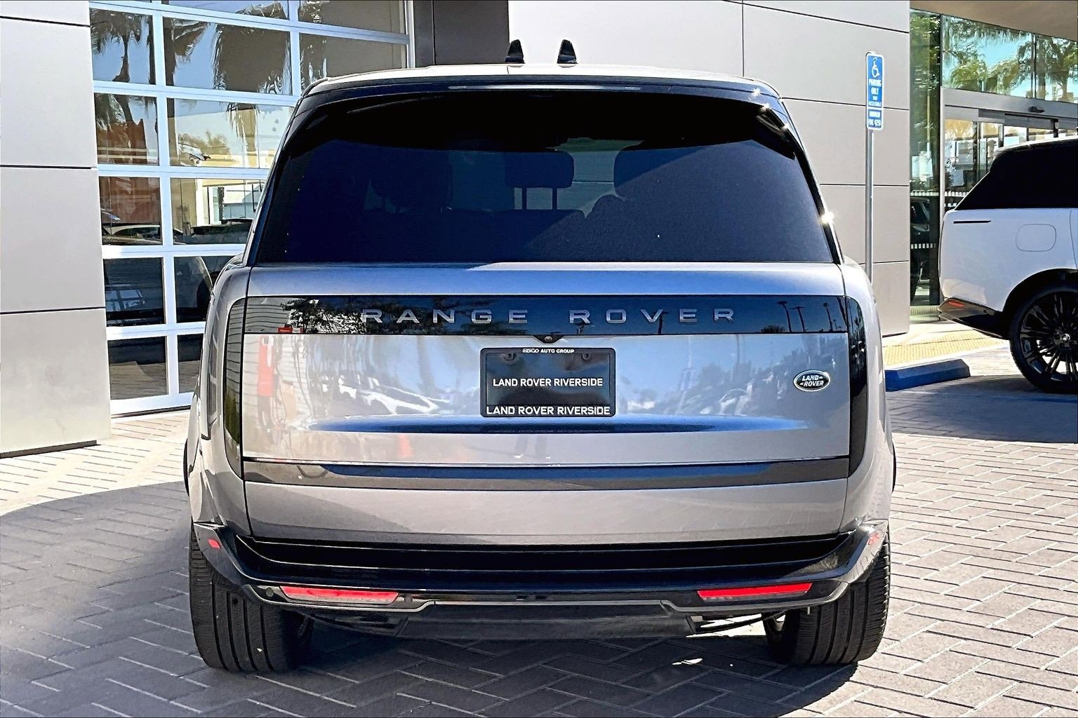 Used 2023 Land Rover Range Rover SE image 4