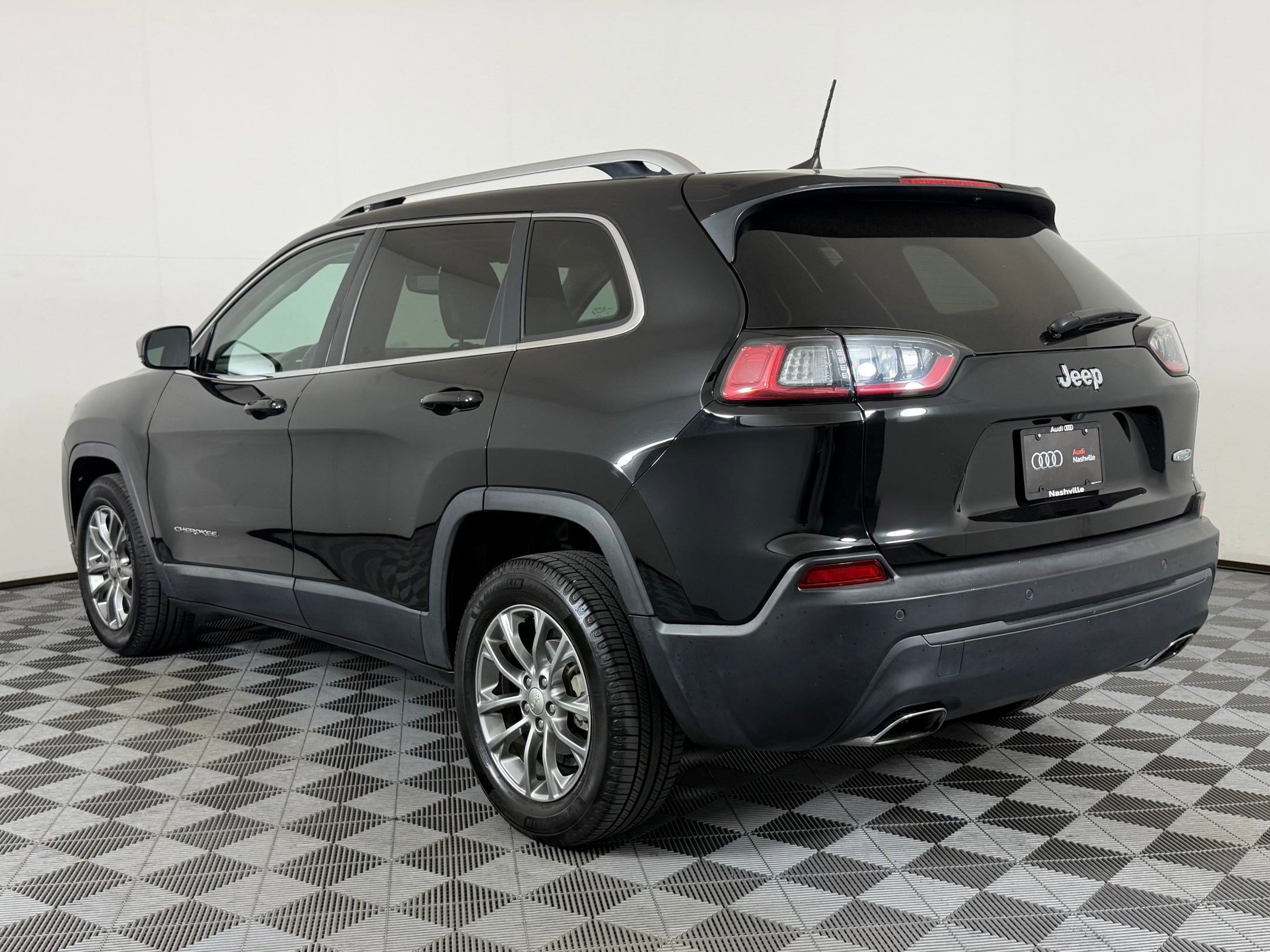 Used 2020 Jeep Cherokee Latitude Plus w/ Comfort/Convenience Group image 3