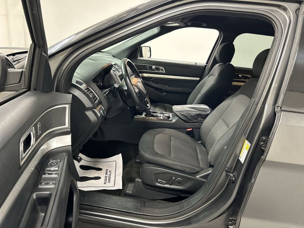 Used 2017 Ford Explorer XLT w/ Equipment Group 201A image 9