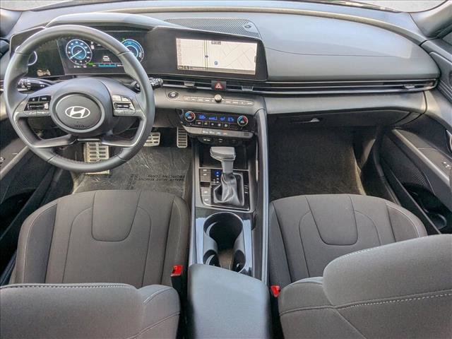 Used 2025 Hyundai Elantra SEL image 17