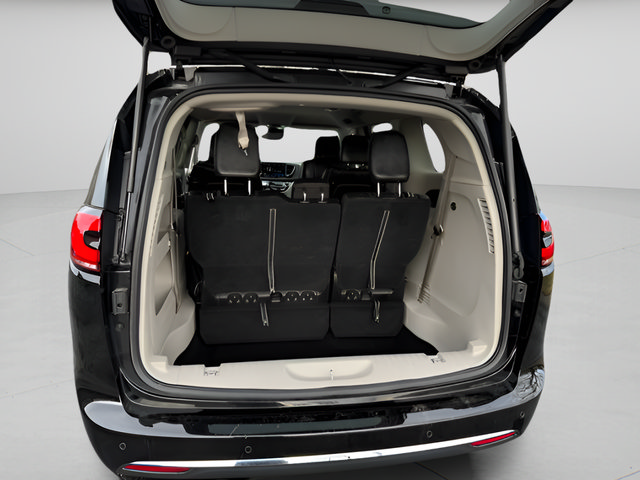 Used 2024 Chrysler Pacifica Touring-L FWD image 11