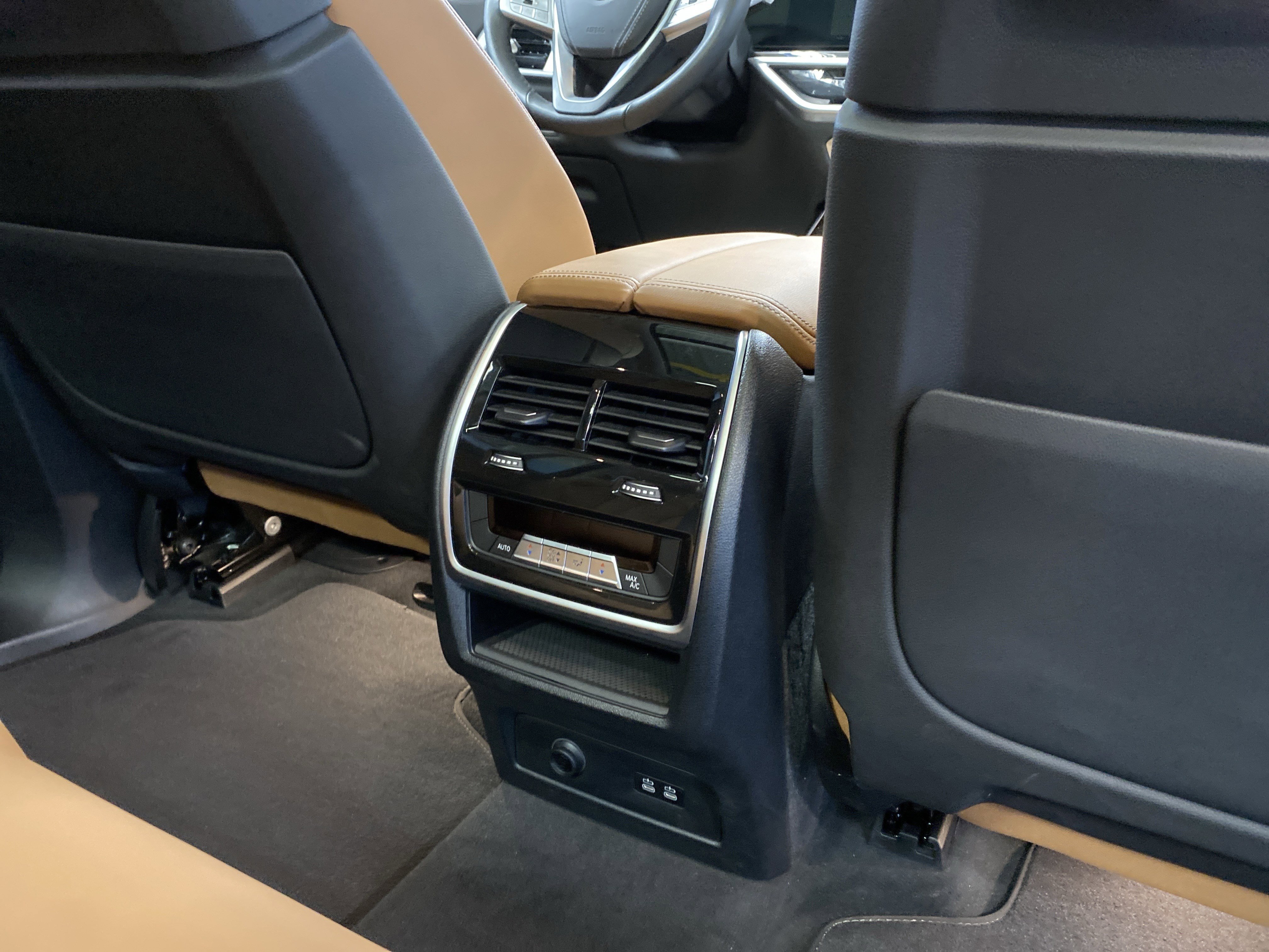 Used 2024 BMW X7 xDrive40i w/ Premium Package image 34