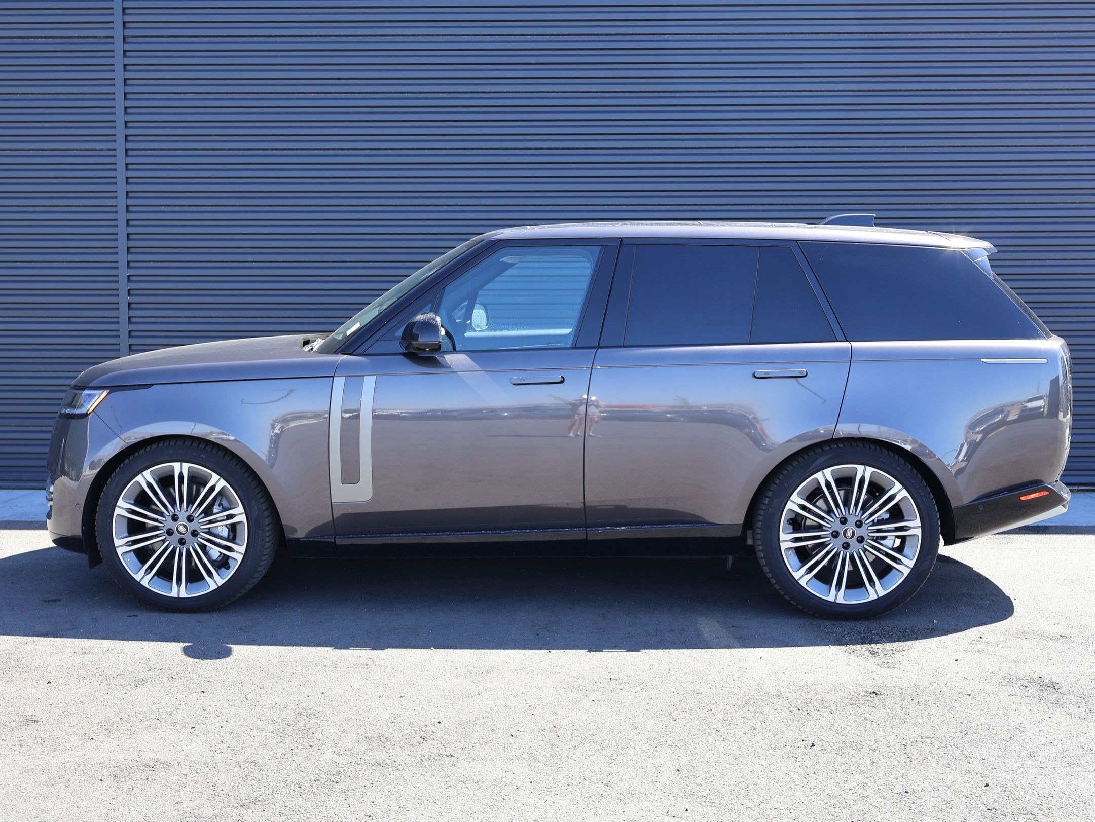 Used 2025 Land Rover Range Rover SE AWD/4WD image 2