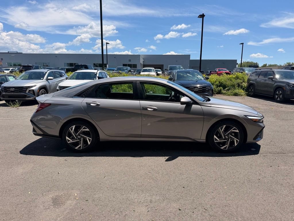 Used 2025 Hyundai Elantra Limited FWD image 2