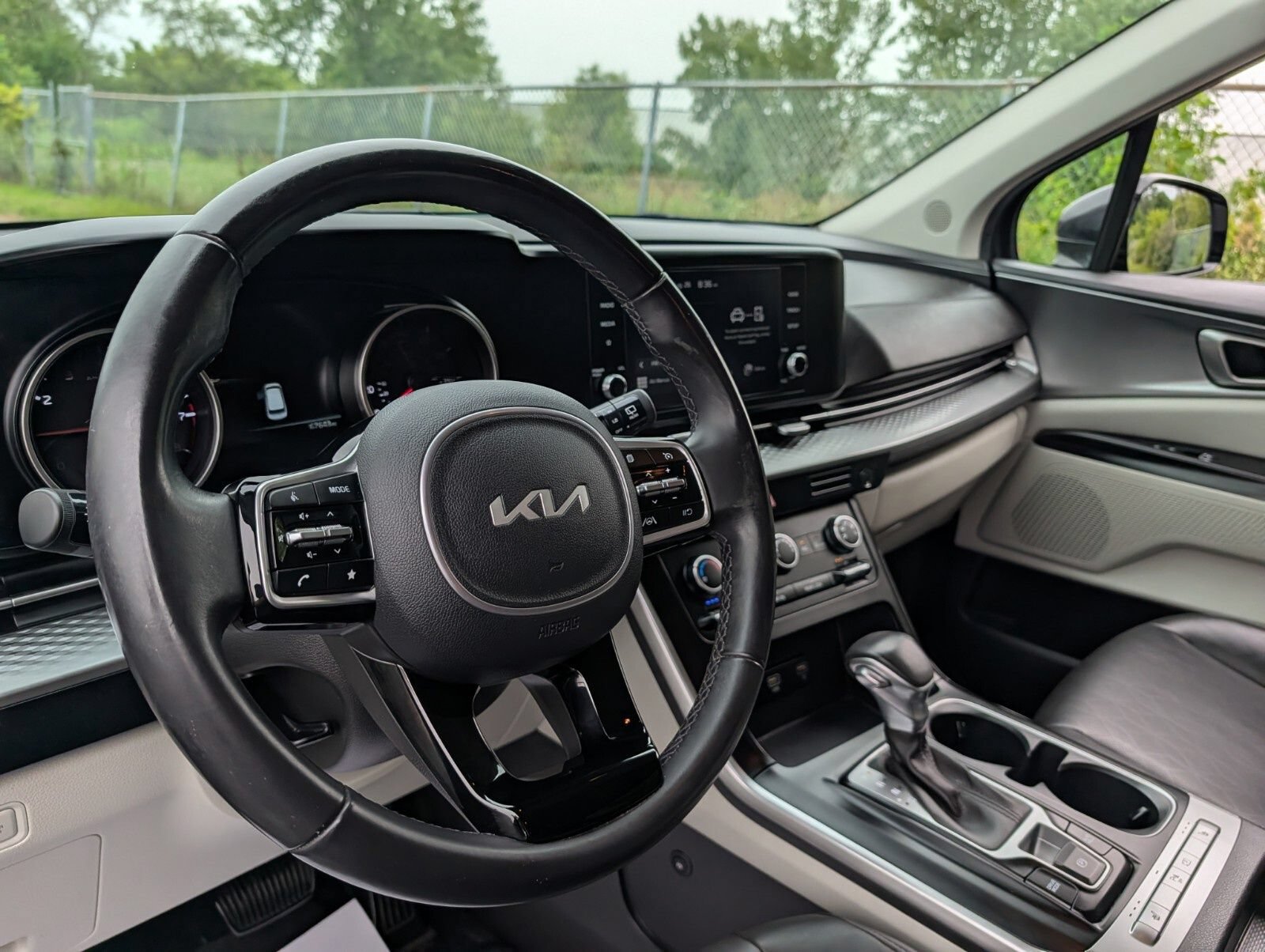 Used 2023 Kia Carnival LX FWD image 25