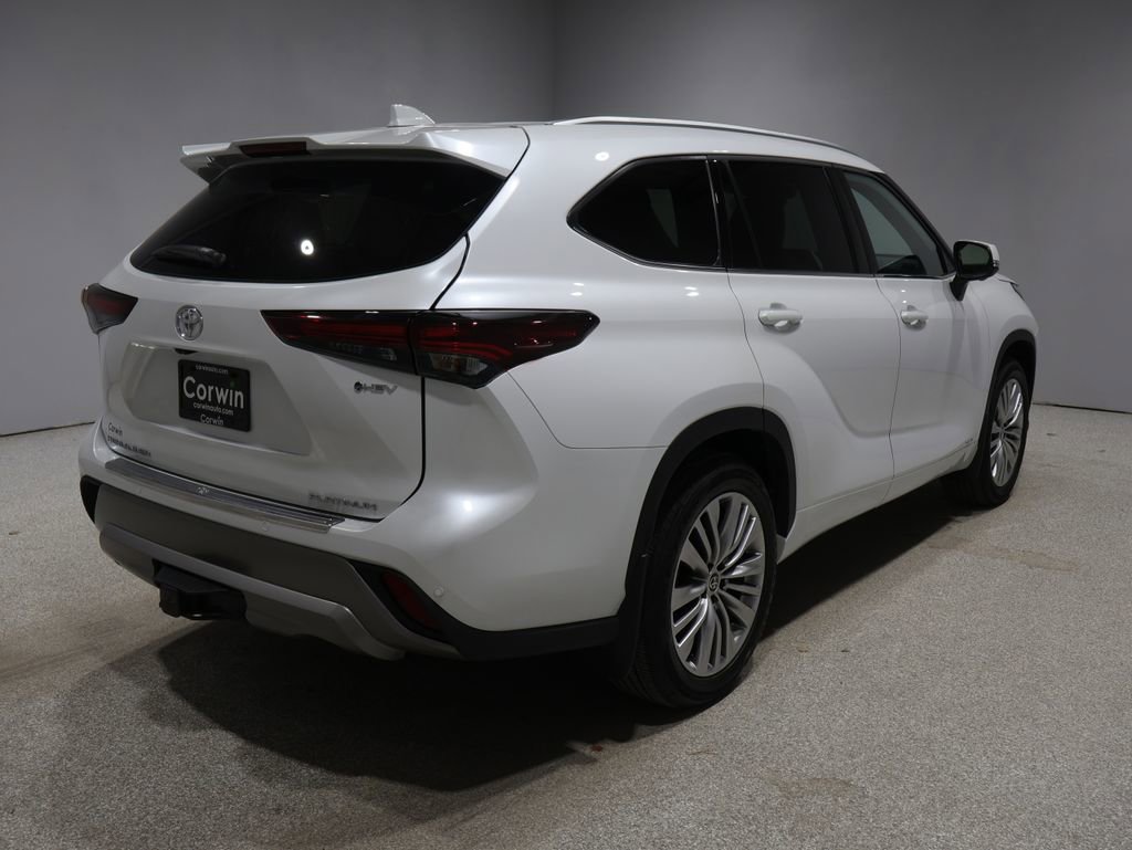 Used 2025 Toyota Highlander Platinum image 2