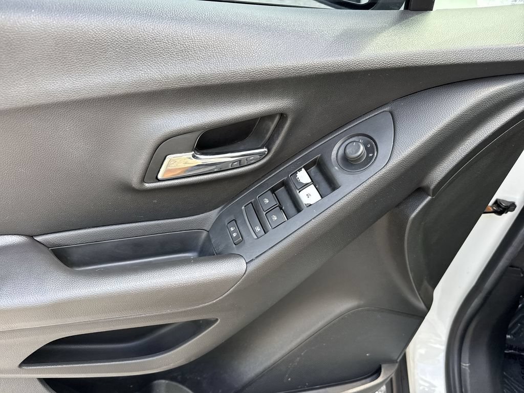 Used 2019 Chevrolet Trax LT w/ LT Convenience Package FWD image 39
