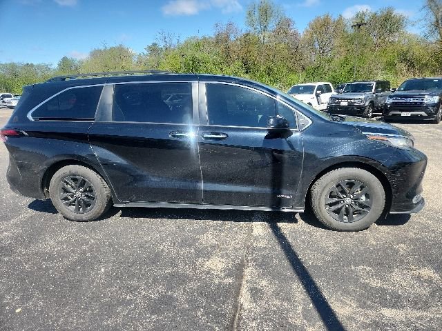 Used 2021 Toyota Sienna XLE w/ XLE Plus Package FWD image 4