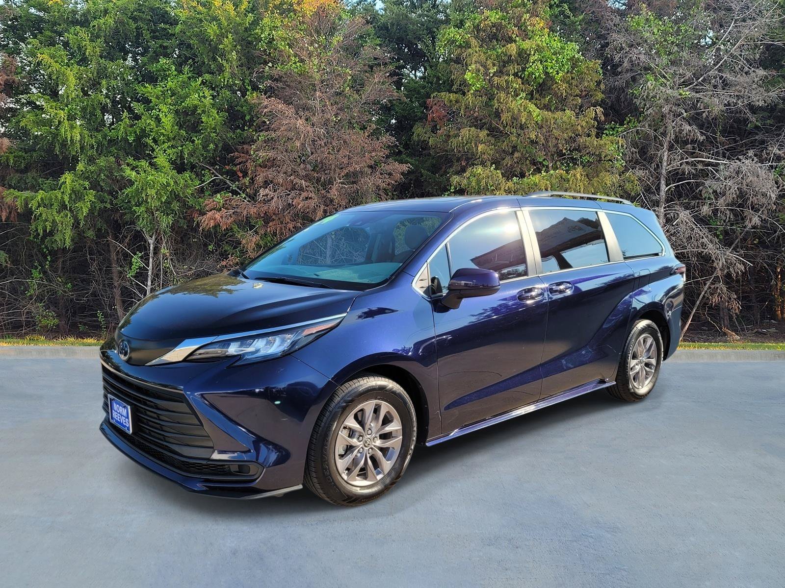 Used 2023 Toyota Sienna LE w/ LE Plus Package FWD image 1