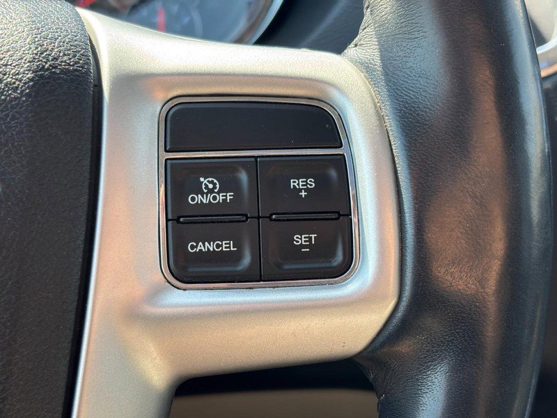 Used 2016 Chrysler Town & Country Touring-L image 19