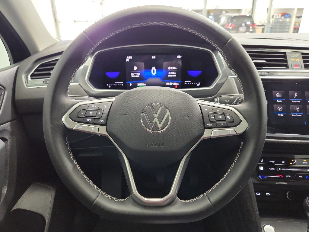 Certified 2023 Volkswagen Tiguan SE w/ Panoramic Sunroof Package image 12