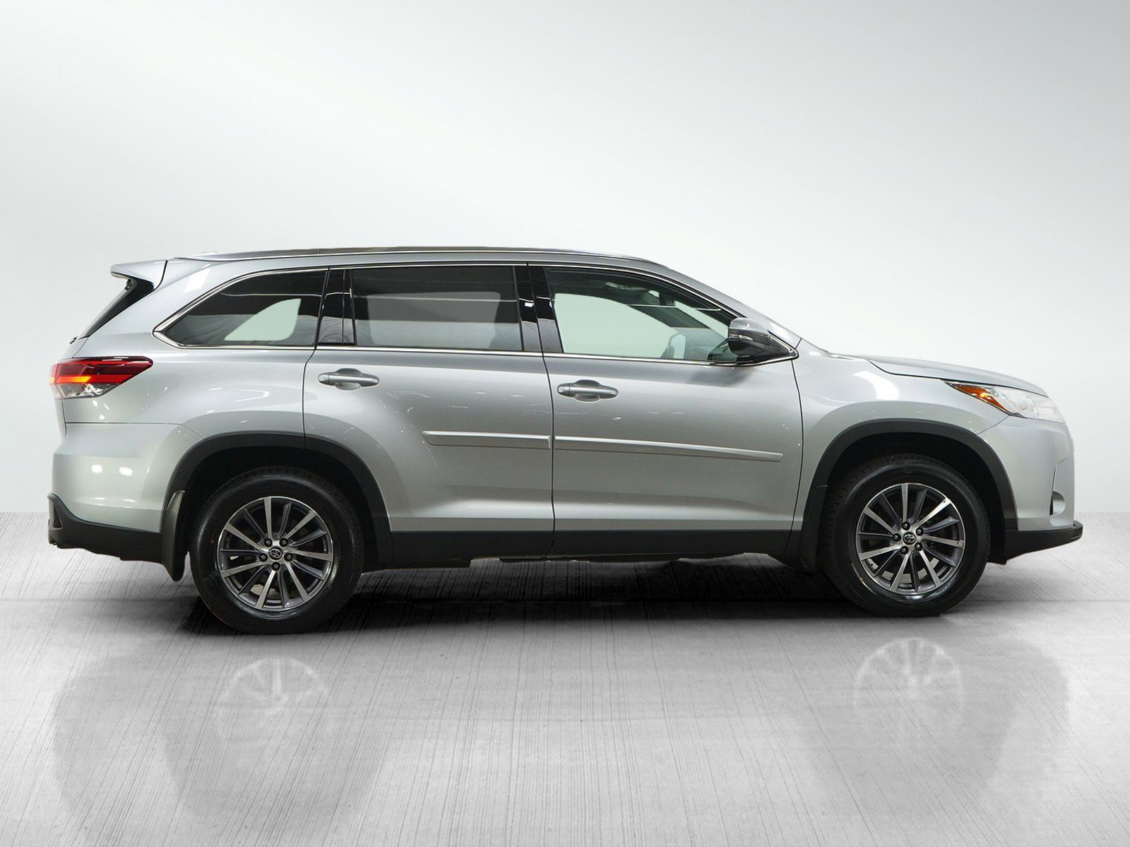 Used 2019 Toyota Highlander XLE AWD/4WD image 6