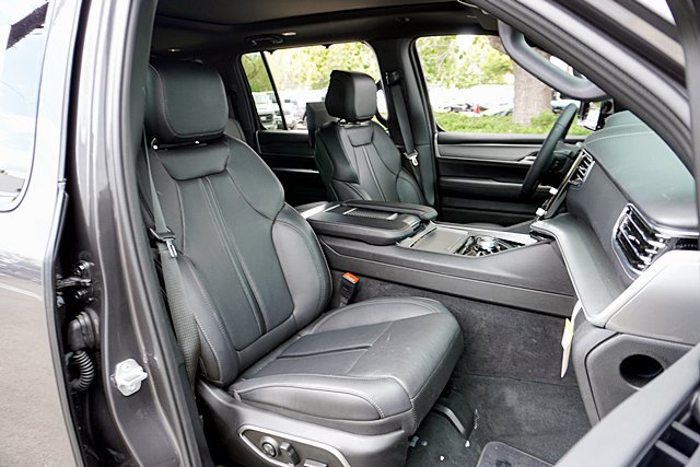 Used 2026 Jeep Grand Wagoneer Limited AWD/4WD image 15