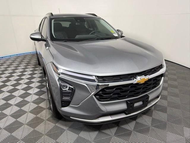 Used 2025 Chevrolet Trax LT w/ LT Convenience Package image 8