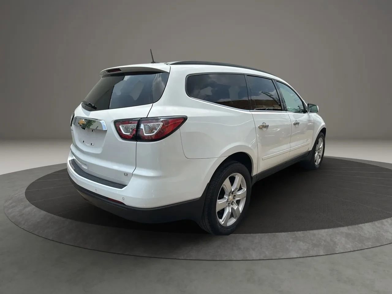 Used 2017 Chevrolet Traverse LT w/ Style and Technology Package image 5