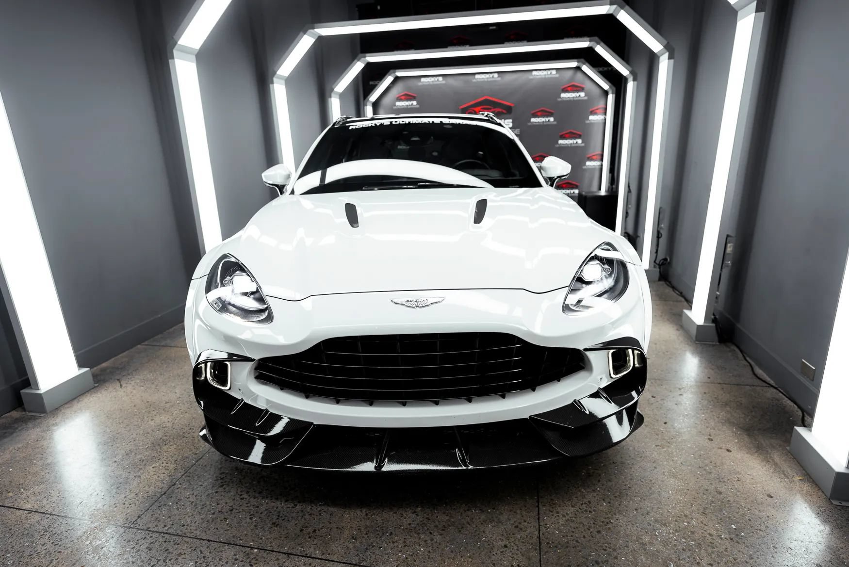 Used 2021 Aston Martin DBX AWD/4WD image 3