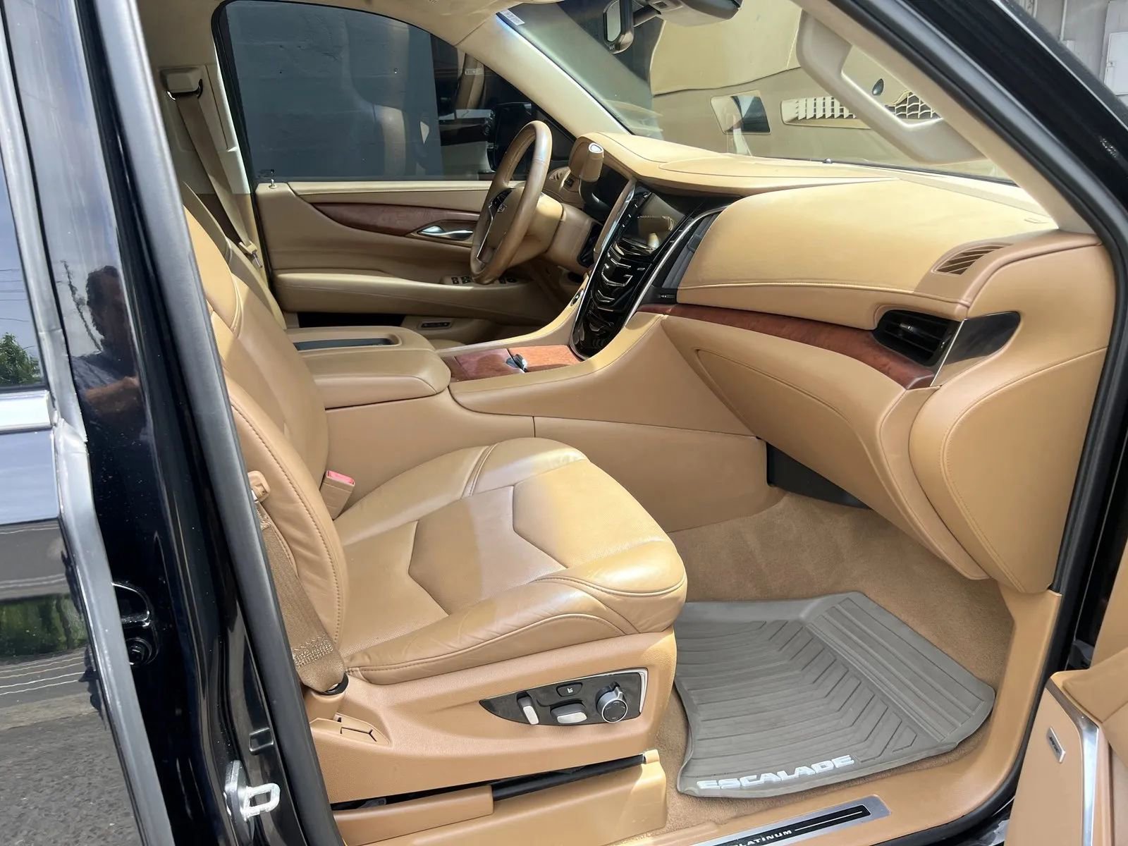 Used 2015 Cadillac Escalade Platinum image 16