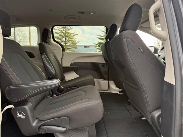 Used 2023 Chrysler Voyager LX image 10