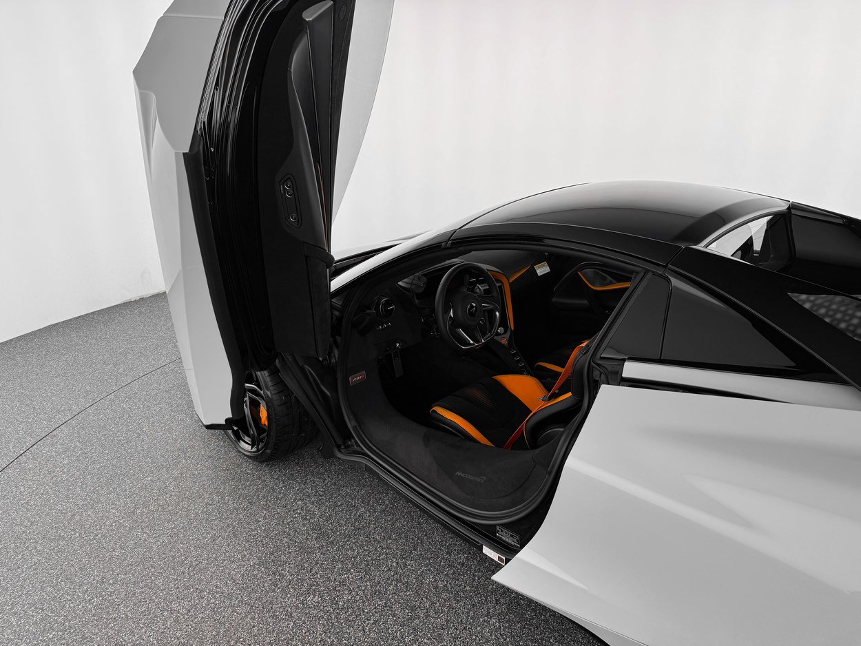 Used 2026 McLaren 750S Spider RWD image 12