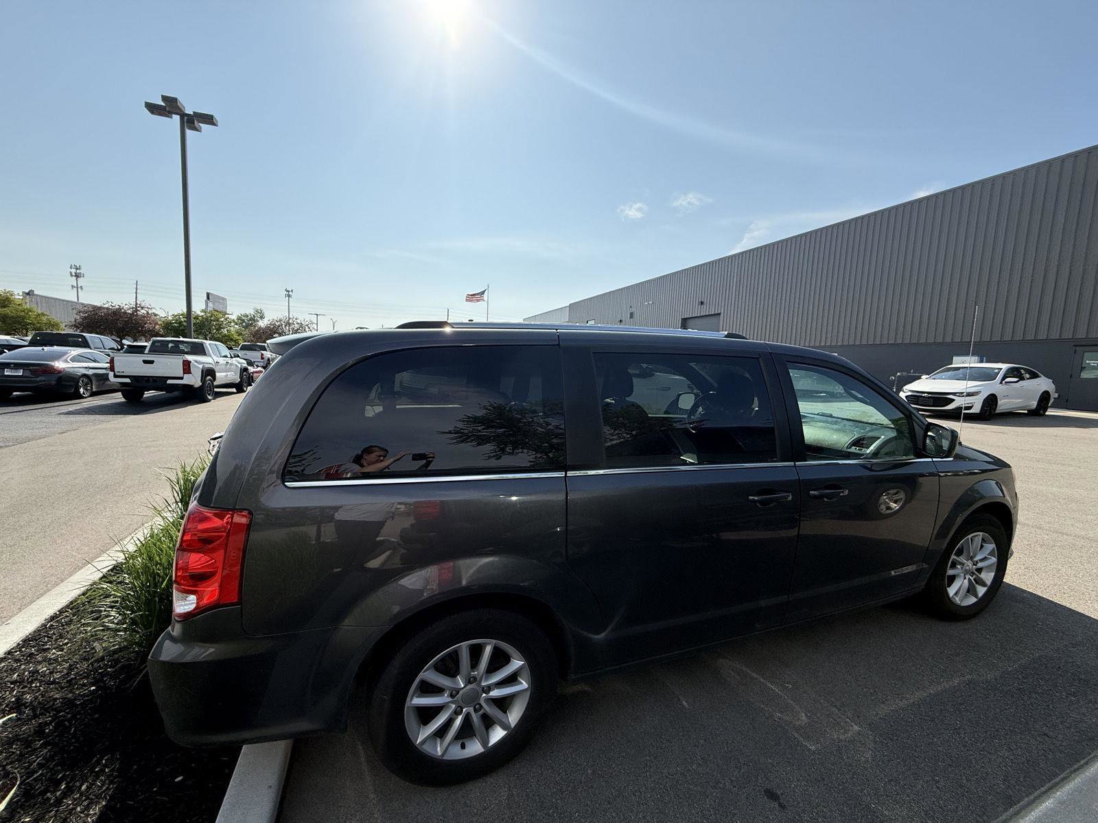 Used 2018 Dodge Grand Caravan SXT FWD image 2