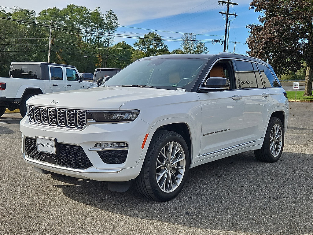 Used 2023 Jeep Grand Cherokee Summit w/ Luxury Tech Group V AWD/4WD image 3