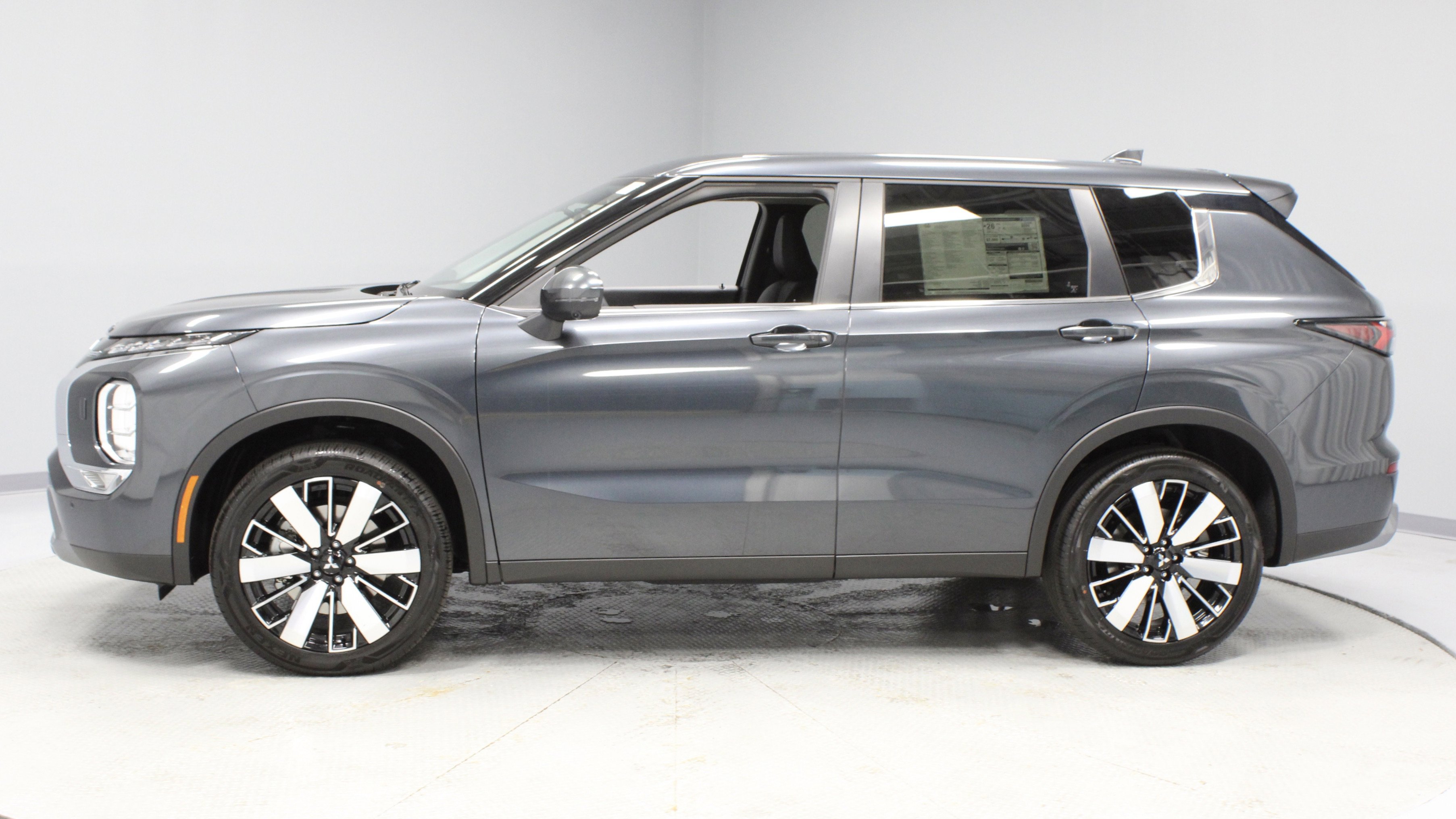 New 2025 Mitsubishi Outlander SE image 5