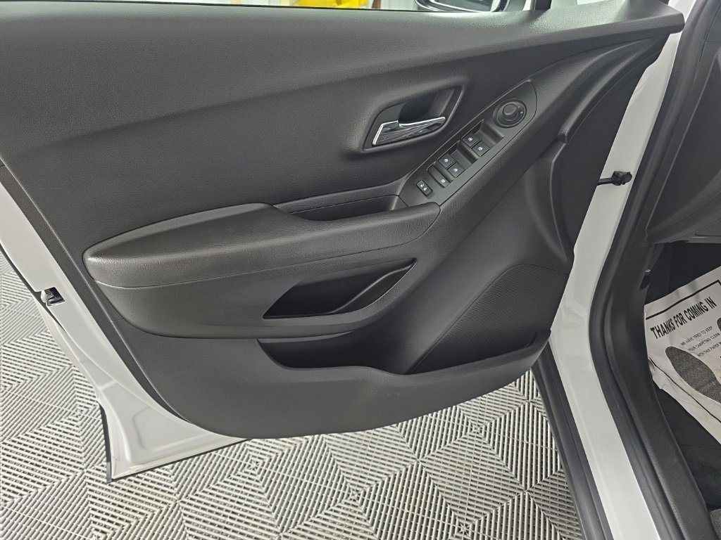 Used 2019 Chevrolet Trax LT w/ LT Convenience Package image 12