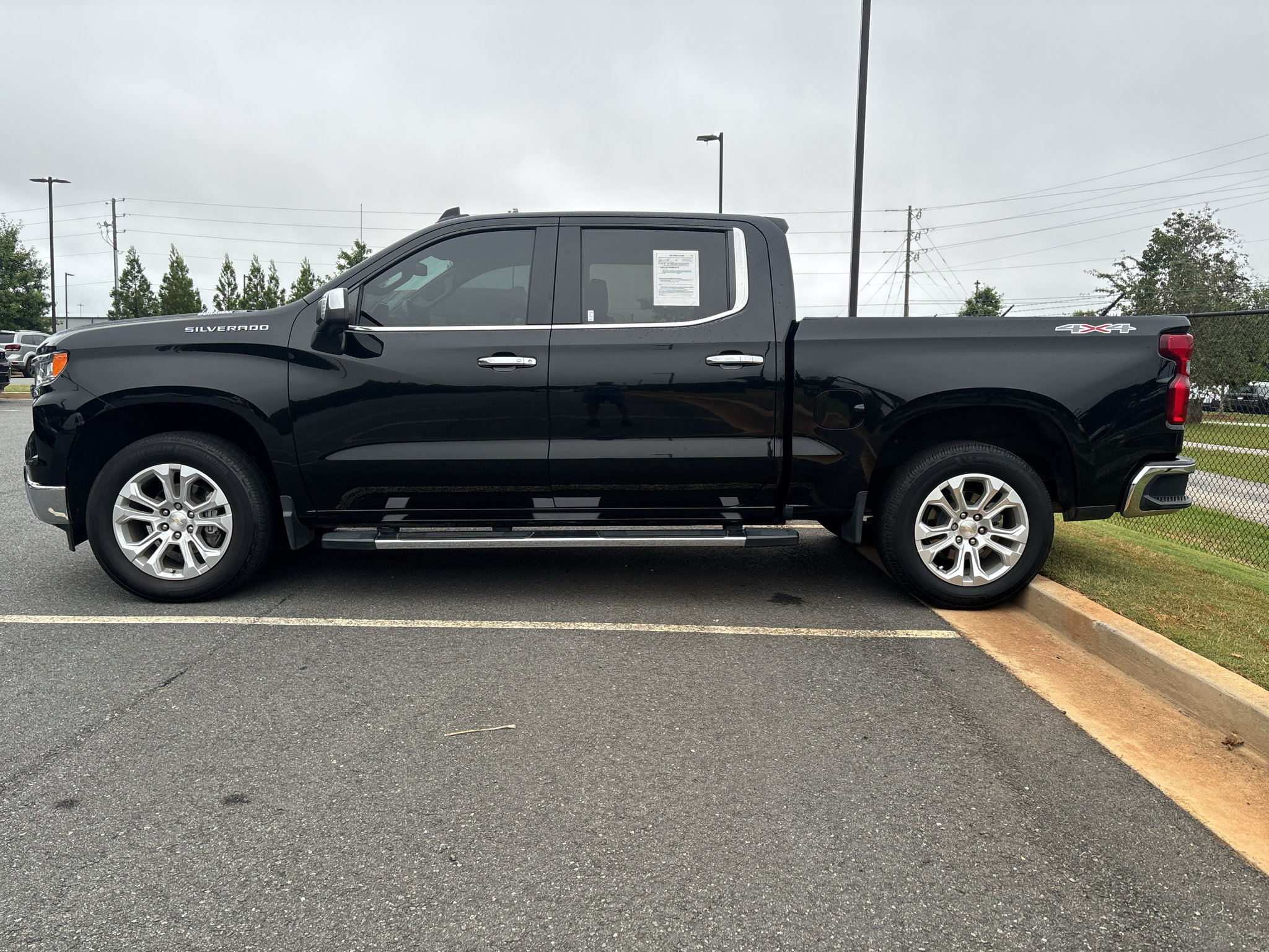 Used 2023 Chevrolet Silverado 1500 LTZ AWD/4WD image 3