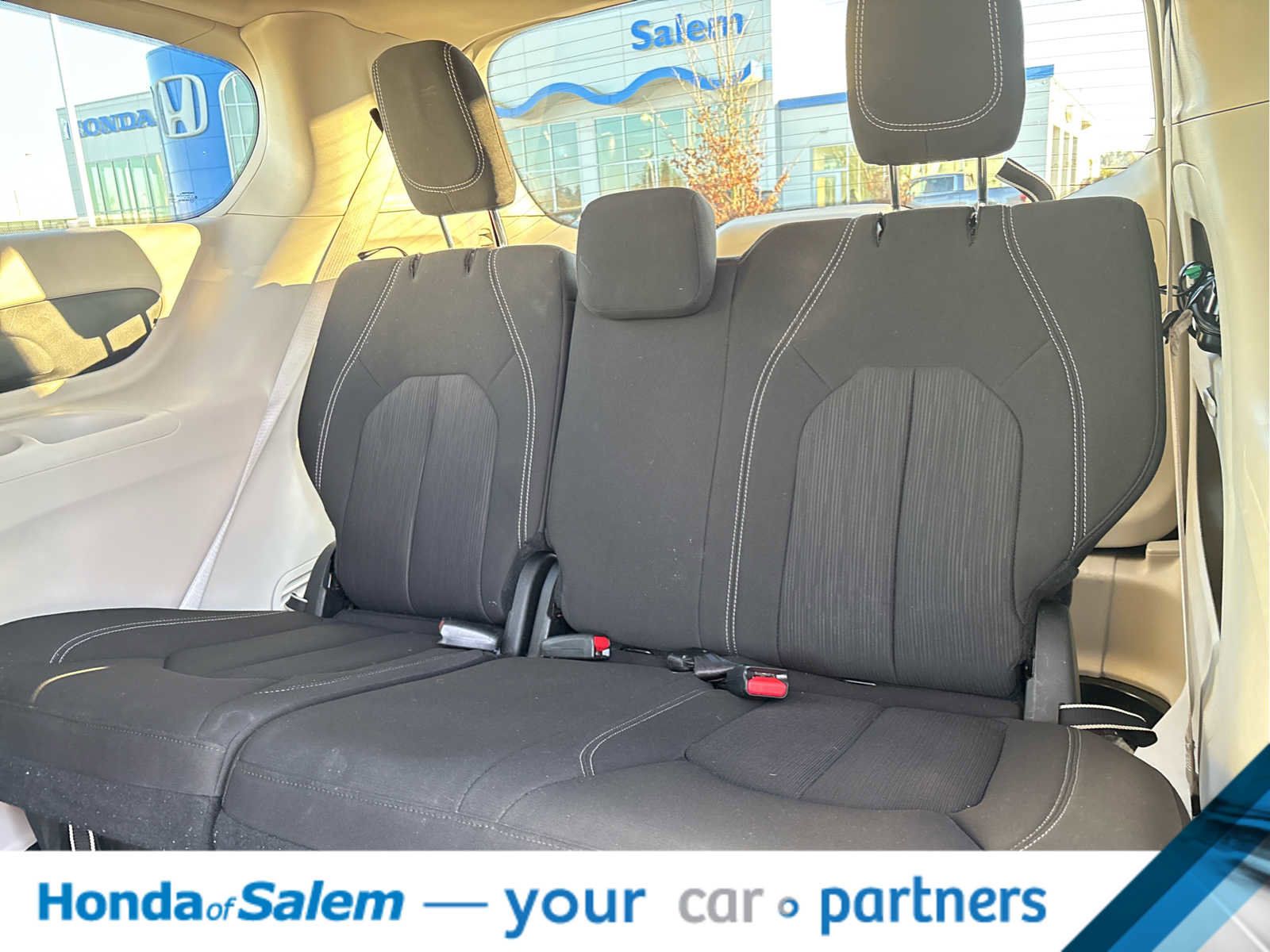 Used 2023 Chrysler Voyager LX image 17