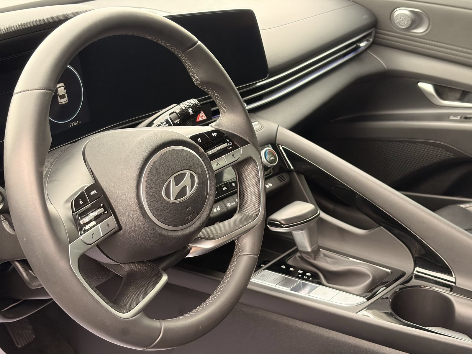 Used 2025 Hyundai Elantra Limited FWD image 16