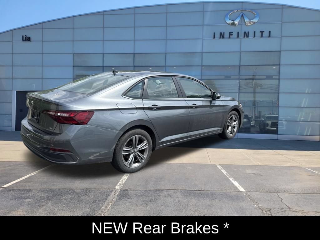 Used 2024 Volkswagen Jetta SE FWD image 3