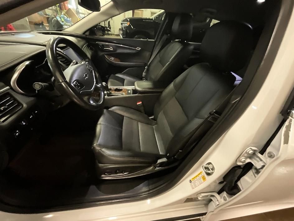 Used 2015 Chevrolet Impala LT w/ Convenience Package image 4