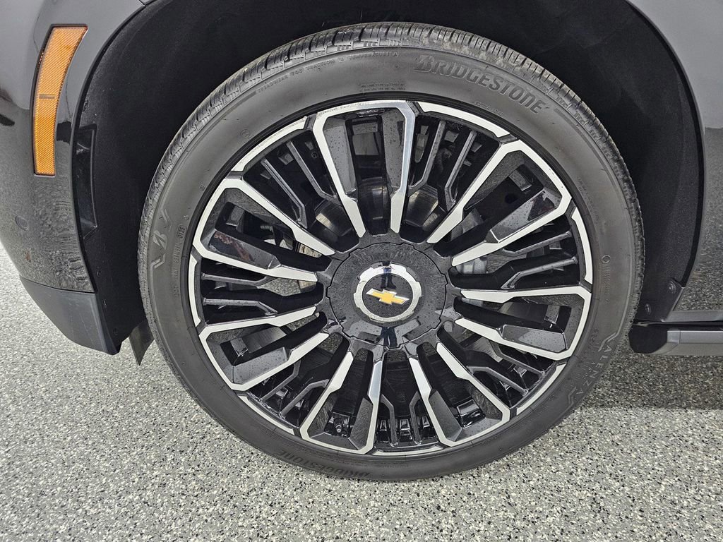 Used 2025 Chevrolet Suburban High Country AWD/4WD image 10
