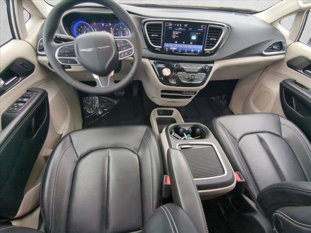 Used 2023 Chrysler Pacifica Touring-L image 16