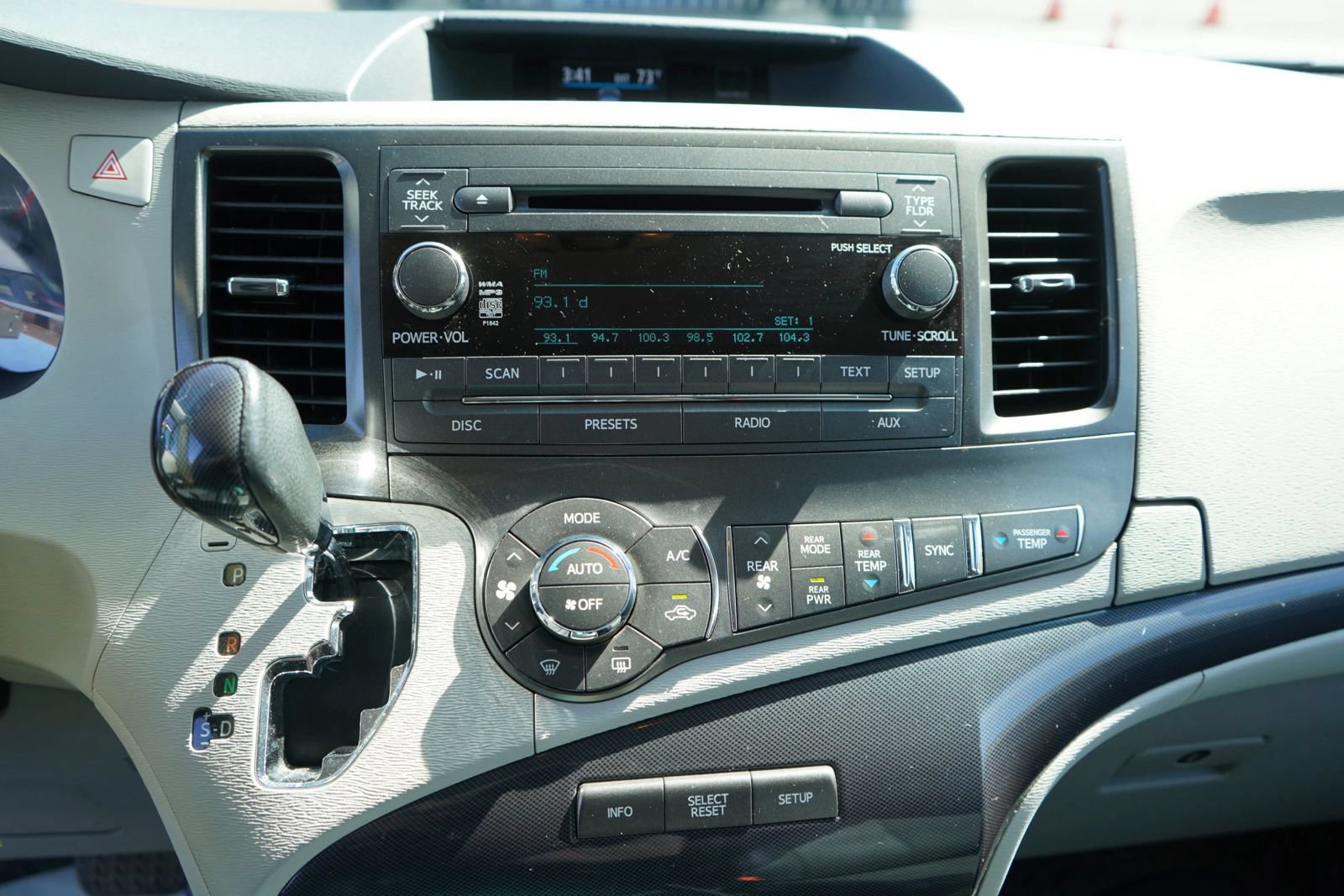 Used 2014 Toyota Sienna SE FWD image 11