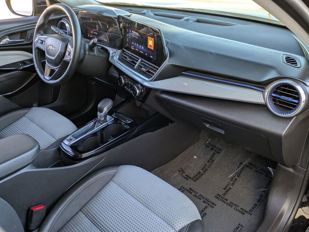 Used 2025 Chevrolet Trax LT w/ LT Convenience Package image 29