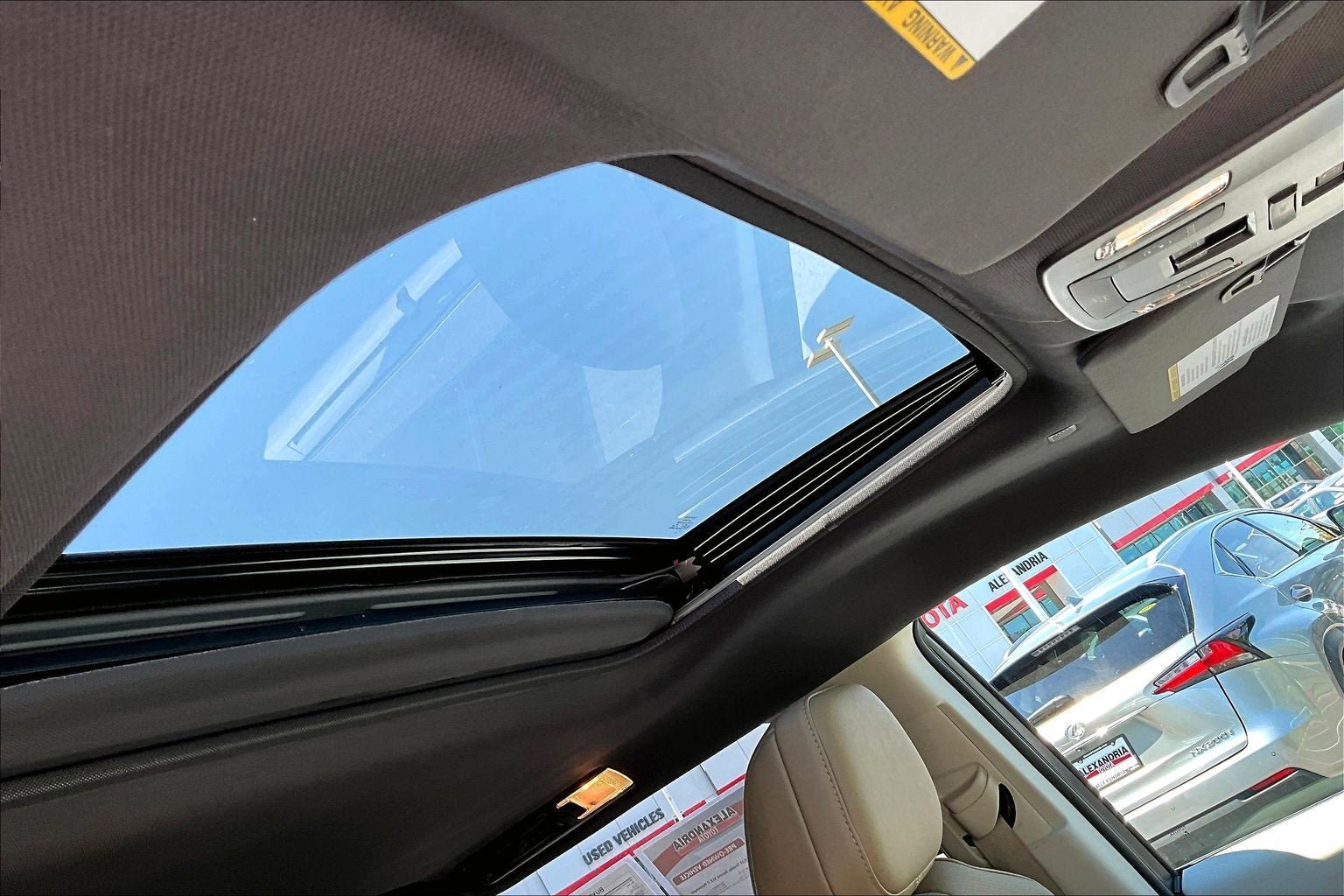 Used 2023 Toyota Sienna XLE FWD image 21