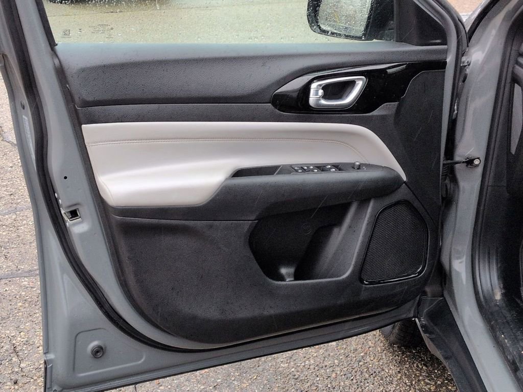 Used 2023 Jeep Compass Limited image 14